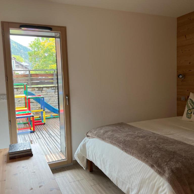 Modern 3 bedroom apartment close to lifts - Three-Bedroom Apartment - 24