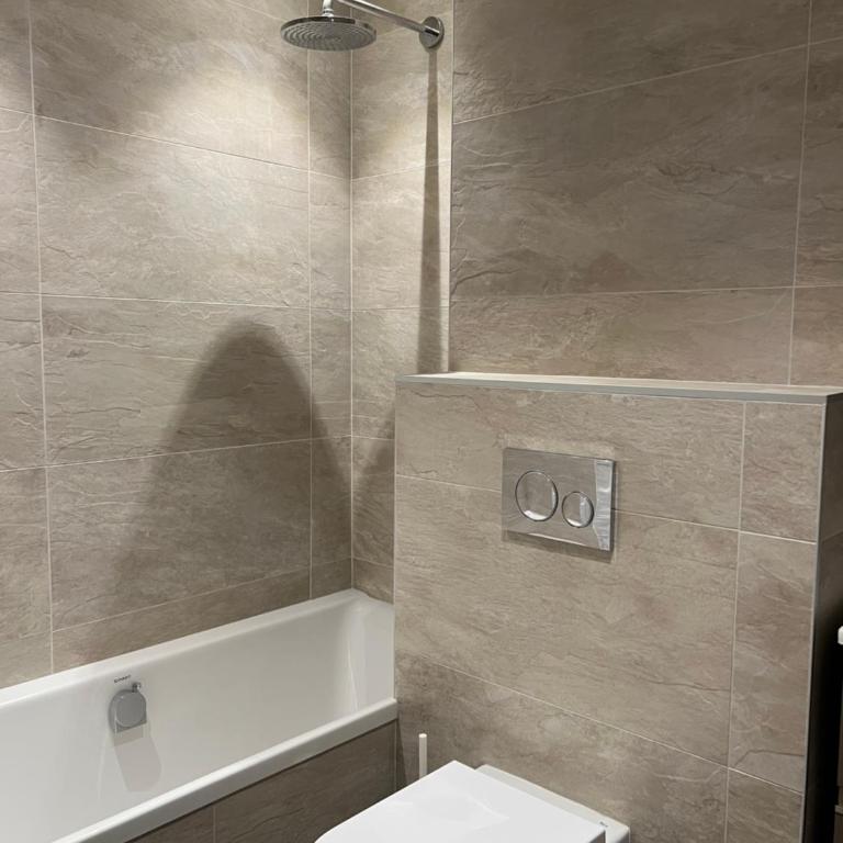 Modern 3 bedroom apartment close to lifts - Three-Bedroom Apartment - 30