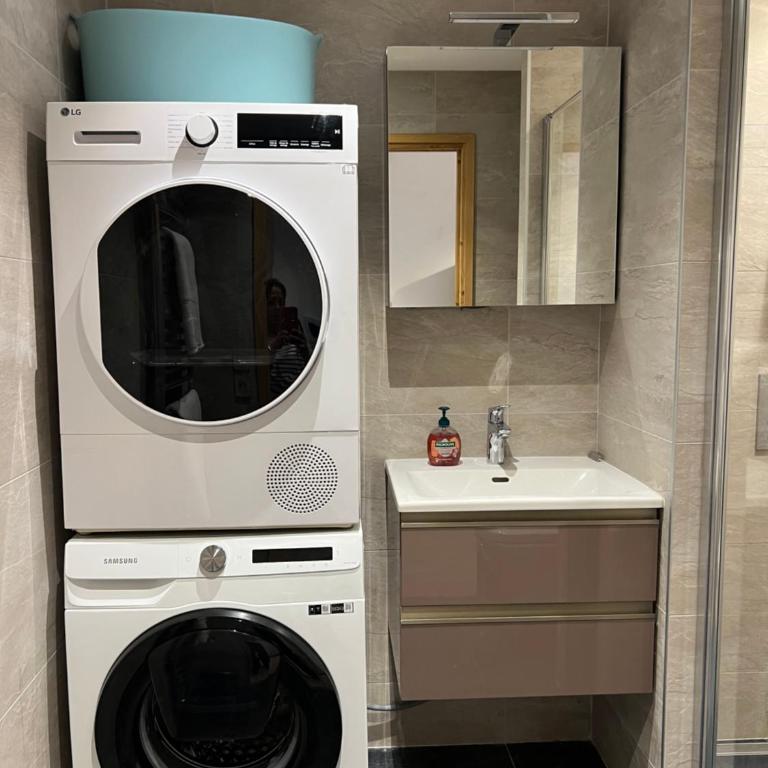 Modern 3 bedroom apartment close to lifts - Three-Bedroom Apartment - 26