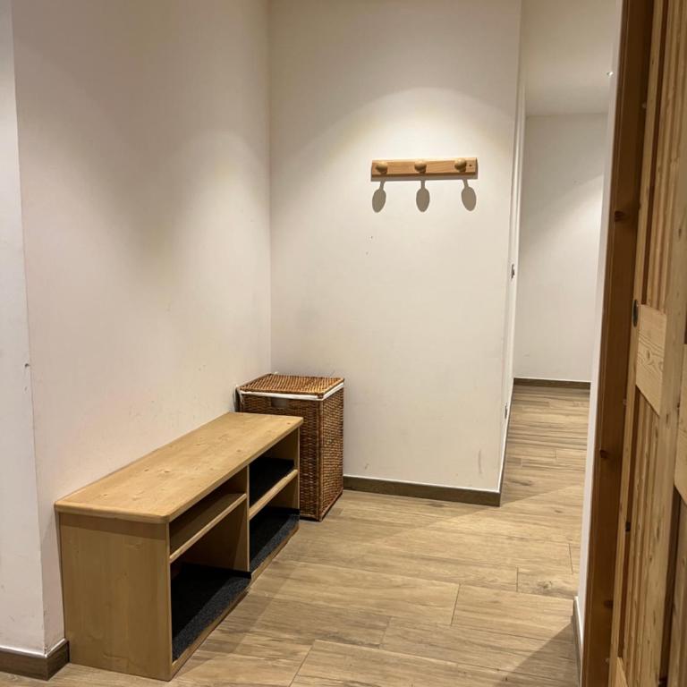 Modern 3 bedroom apartment close to lifts - Three-Bedroom Apartment - 27