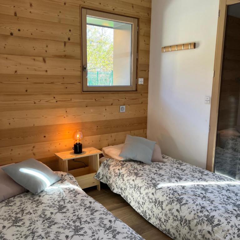 Modern 3 bedroom apartment close to lifts - Three-Bedroom Apartment - 25
