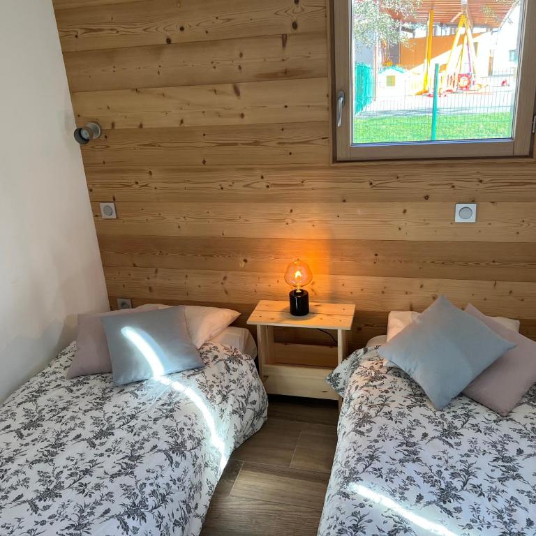Modern 3 bedroom apartment close to lifts - Three-Bedroom Apartment - 28