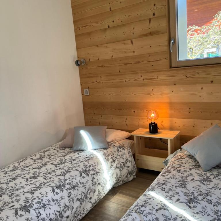 Modern 3 bedroom apartment close to lifts - Three-Bedroom Apartment - 31