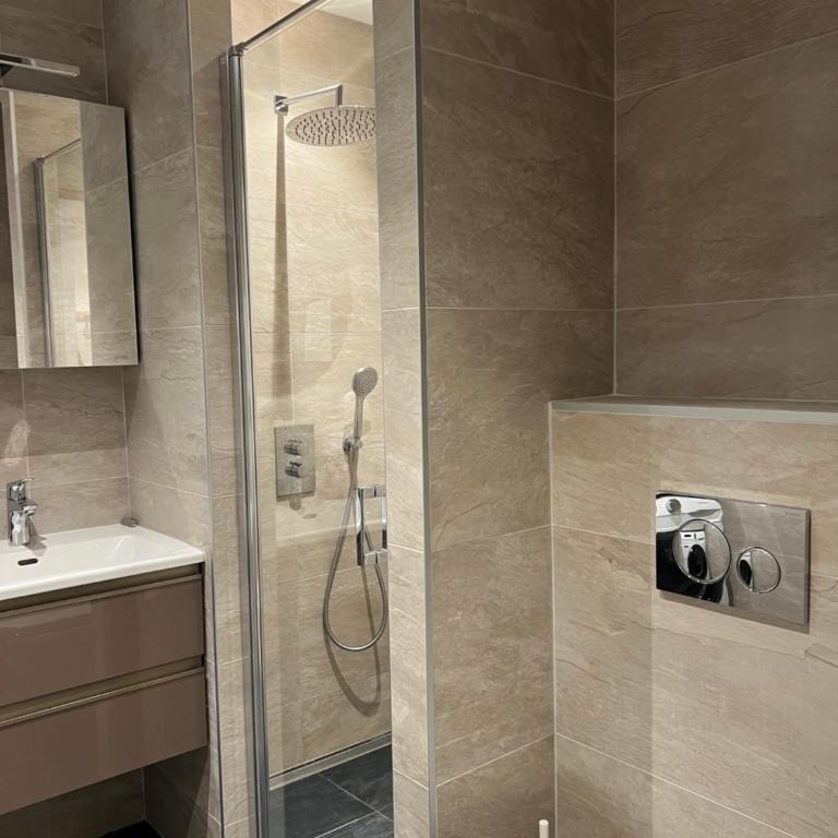 Modern 3 bedroom apartment close to lifts - Three-Bedroom Apartment - 32