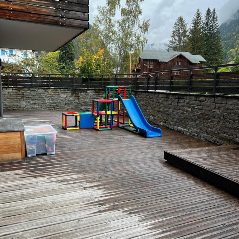 Modern 3 bedroom apartment close to lifts - Three-Bedroom Apartment - 37