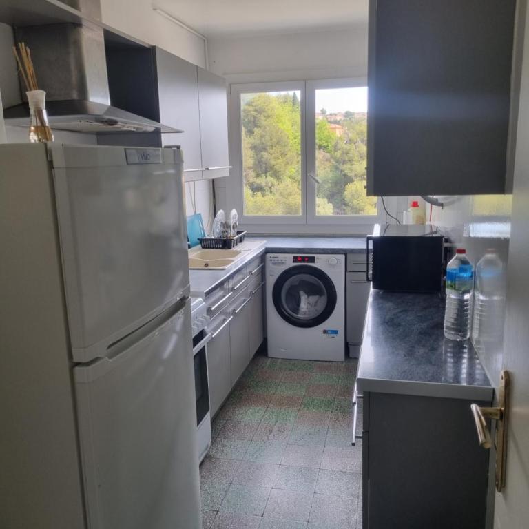 NEW CHEAP PRIVATE ROOM, KITCHEN , OVERWIEUW sea,TRAM on spot, 12 minutes from nice train station with tram , beach in 17 min tram , CHAMBRE PRIVÉE pas cher, cuisine équipée , tram sur place, APERÇU mer, 12 min de la gare de Nice avec le tram, 17 min plage - Habitación Doble - 5