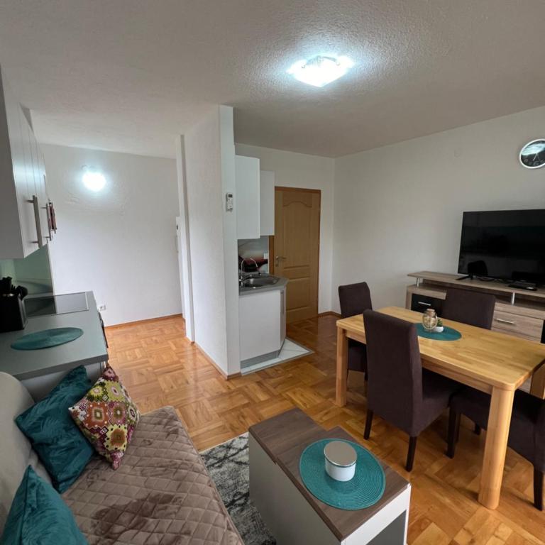 Teal Apartment 2 - Two-Bedroom Apartment - 4