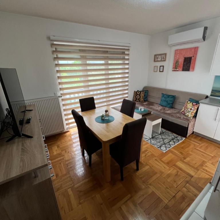 Teal Apartment 2 - Two-Bedroom Apartment - 8