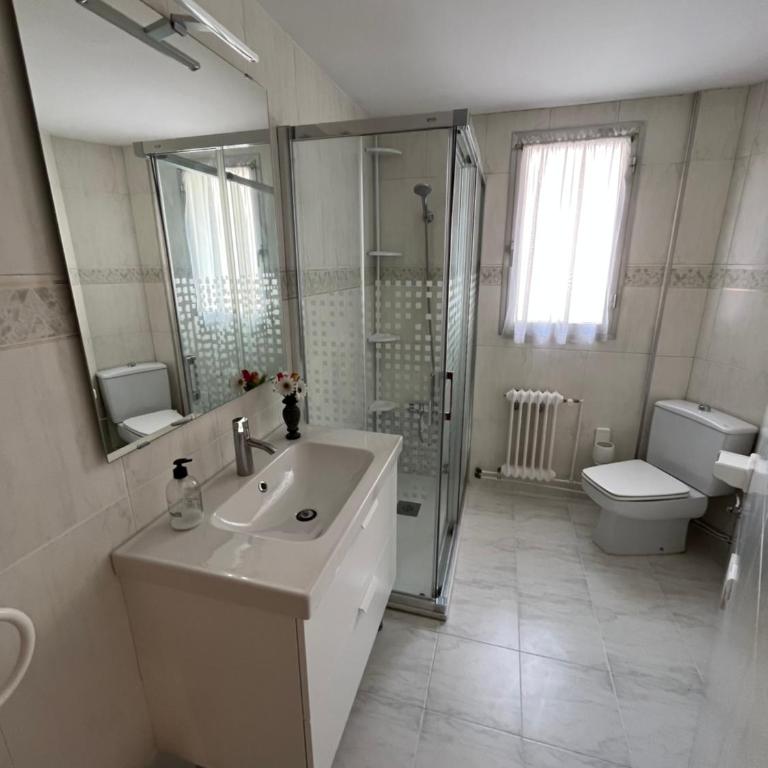 Apartamento Vacacional Pamplona - Three-Bedroom Apartment with View - 13