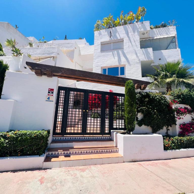 Impeccable large apartment with immense terrace and private garden overlooking the mountain, featuring 2 bedrooms and sleeping up to 4 guests located 100 meters from Plaza Maestranza - Two-Bedroom Apartment - 9