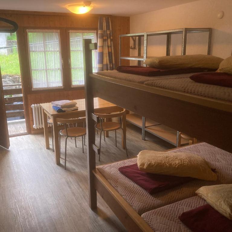 Camping Jungfrau - Hostel mit 6-Bett-Zimmern und Gemeinschaftsbad - 6