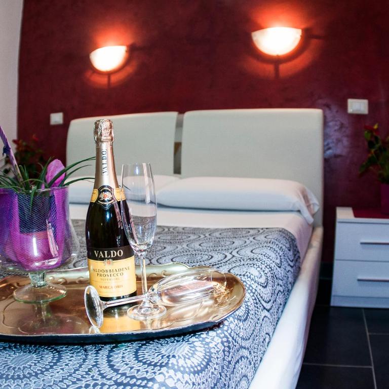 Gio' Suites - Camera Matrimoniale Superior con Vasca Idromassaggio - 3