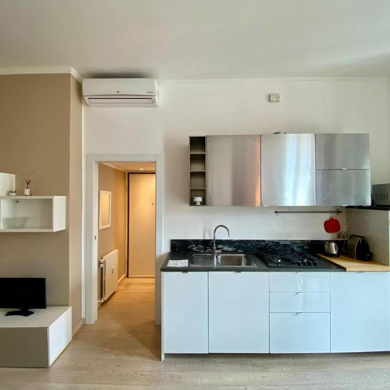 GuestHost - Piazzale Susa Bright Flat con Veranda - Appartamento con 1 Camera da Letto - 2