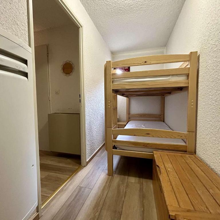 Studio avec coin montagne - 4 pers, à 100m des télécabines, piscine, parking, casier à ski - Appartement 1 Chambre - 10