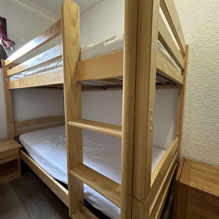 Studio avec coin montagne - 4 pers, à 100m des télécabines, piscine, parking, casier à ski - Appartement 1 Chambre - 13