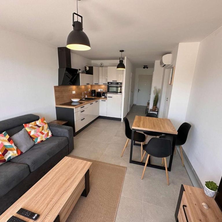 Superbe T2 avec grande terrasse et parking, proche mer - FR-1-701-73 - Apartment - 7