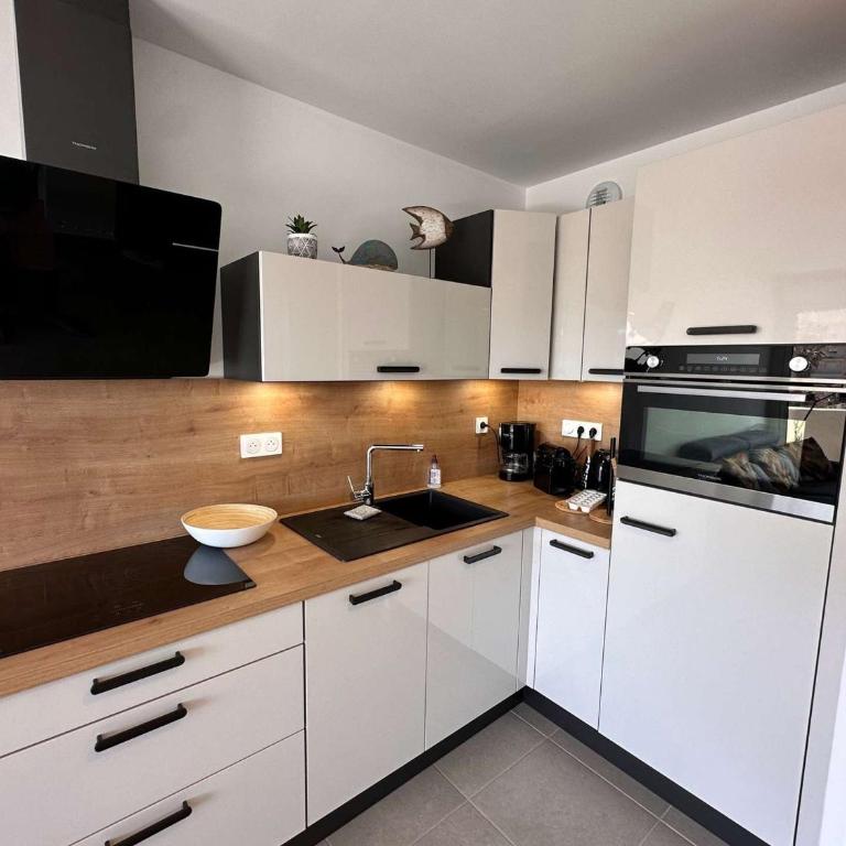Superbe T2 avec grande terrasse et parking, proche mer - FR-1-701-73 - Apartment - 9