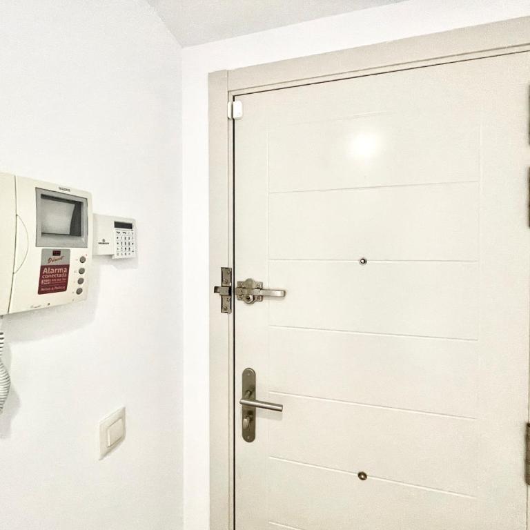 Maravilloso apartamento céntrico de 70m2, jardín propio 40m2 con piscina para niños y parking opcional - Apartamento de 1 dormitorio - 39