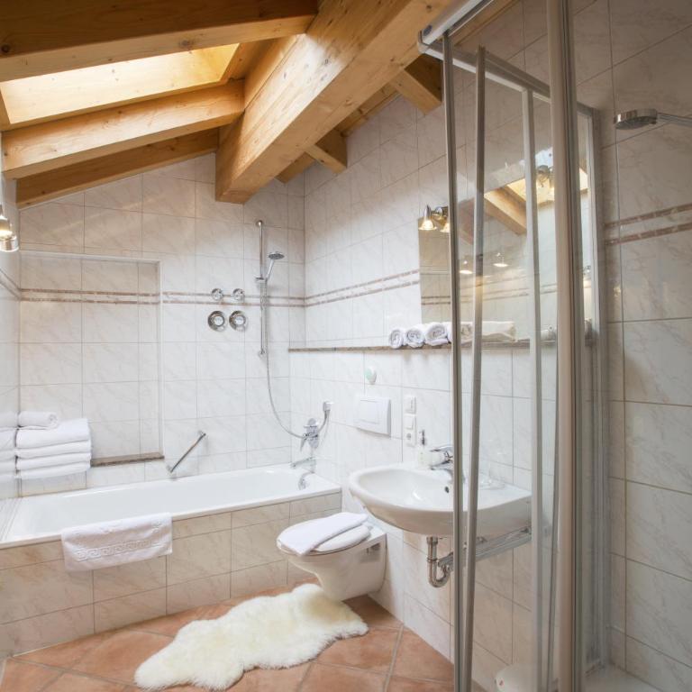 Golden GaPa Penthouse 1 - Deluxe Two-Bedroom Apartment with Mountain View - 15