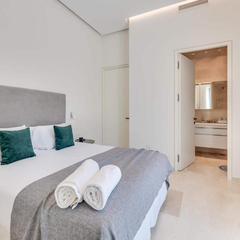 VACATION MARBELLA I Villa Velazquez, Newly-Built, Best Location in Marbella, 150m to the Beach, Heated Pool, Golden Mile, BBQ, World-Class Dining - Villa - 26