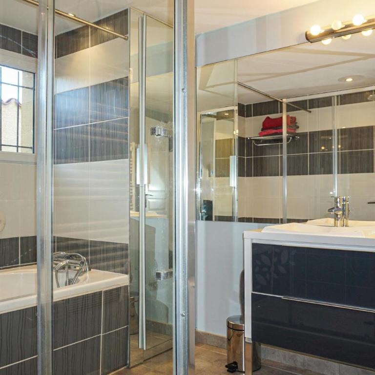 Superbe Maison À Agde Avec Wi-Fi - Maison de Vacances 3 Chambres - 24