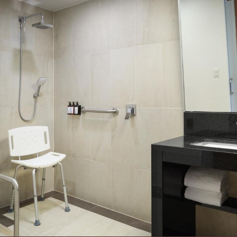 voco Guadalajara Neruda by IHG - Queen Room - Mobility Accessible/High Floor - 5