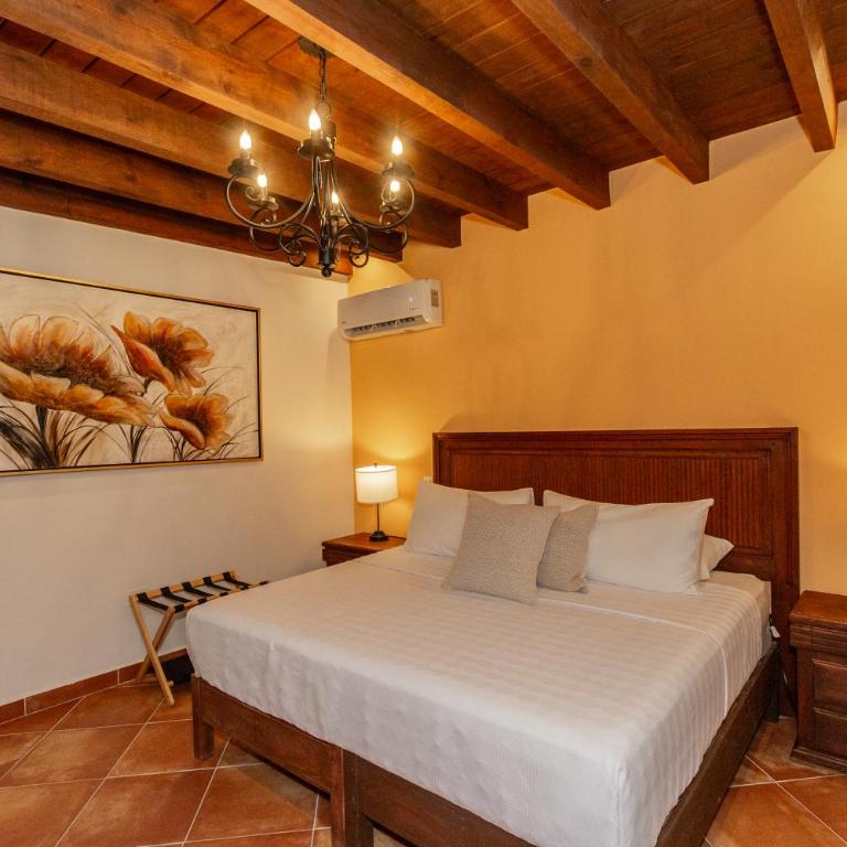 Five Queens Boutique Hotel - Habitación con cama extragrande. - 3