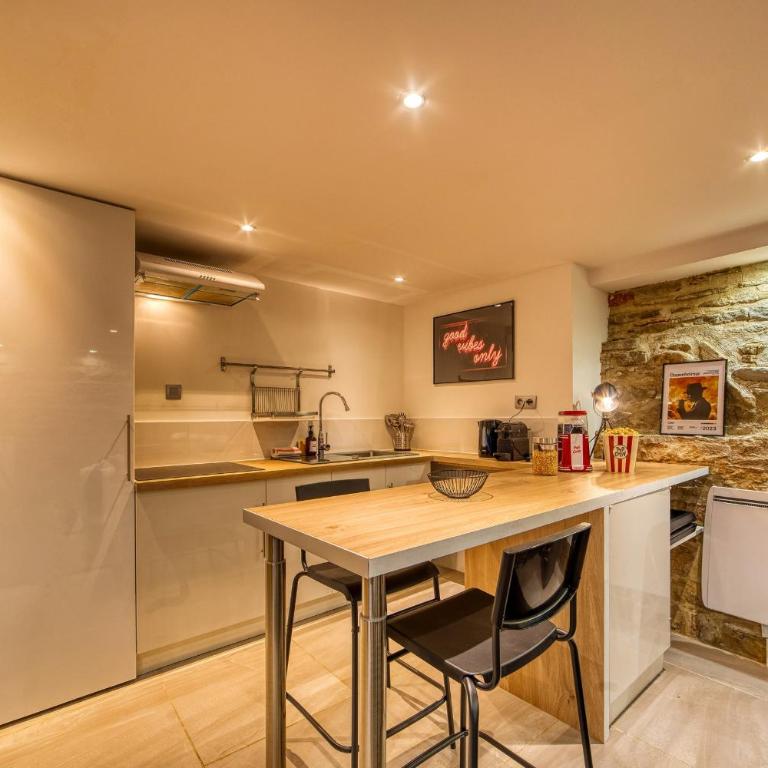 Movie Room Immersion unique et atmosphère cosy assurée - wifi inclus - Studio - 9