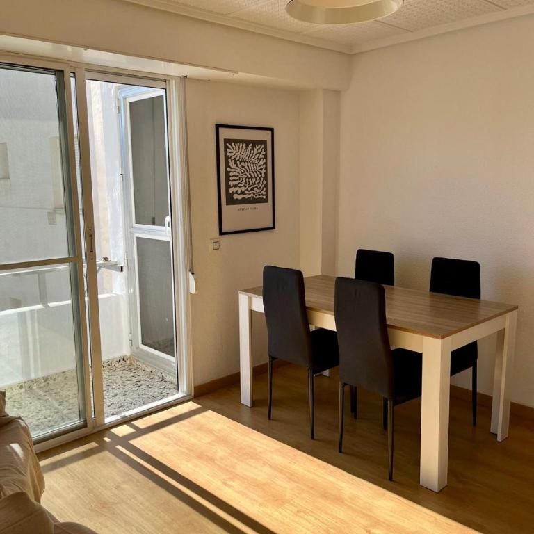 Urban Coliving Alicante - Deluxe Double Room with Balcony - 9