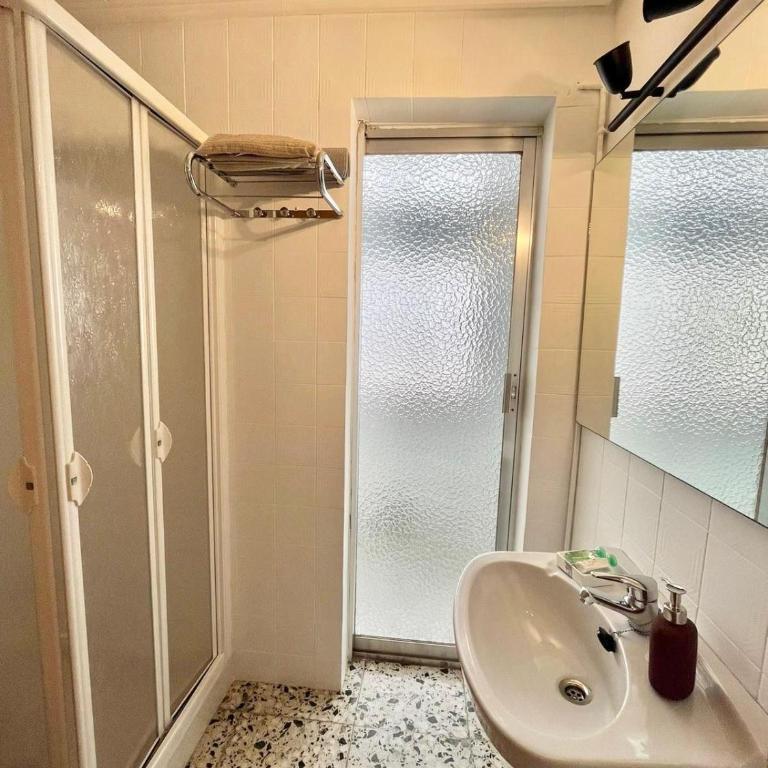 Urban Coliving Alicante - Deluxe Double Room with Balcony - 5