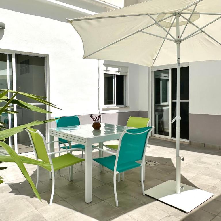 Bonita Planta baja con patio en 1ª línea de playa - Apartamento de 3 dormitorios - 2