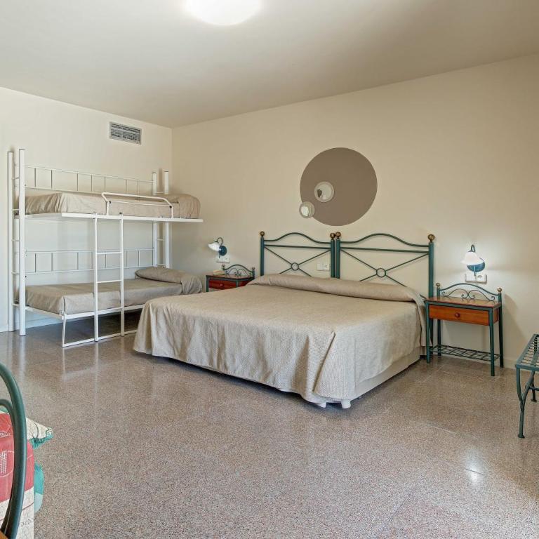 Hotel Castell Blanc - Habitación Cuádruple Clásica - 1