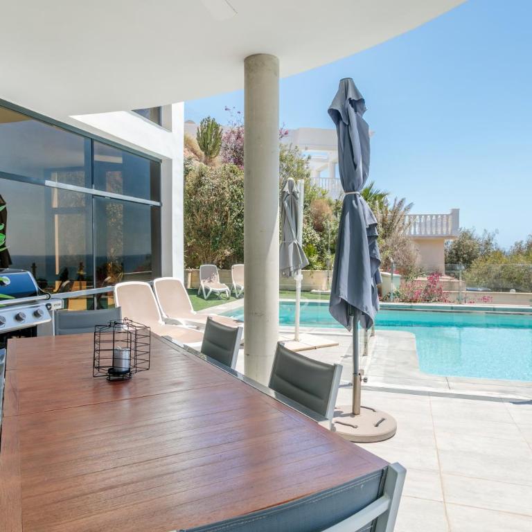 Villa Olivia with amazing sea- and coast views and private swimming pool! - Villa con piscina privada - 9