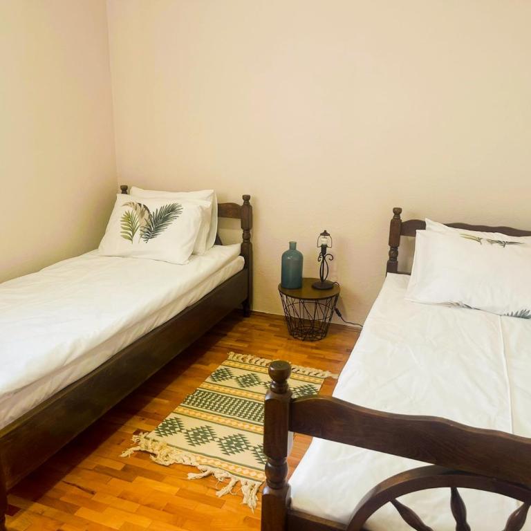 Green Cottage - Two-Bedroom House - 16