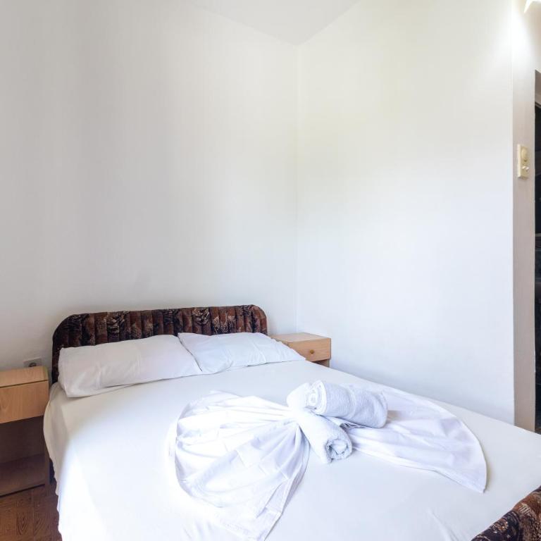 Tomi Guesthouse - Triple Room with Bathroom - 9