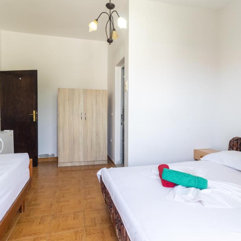 Tomi Guesthouse - Triple Room with Bathroom - 11