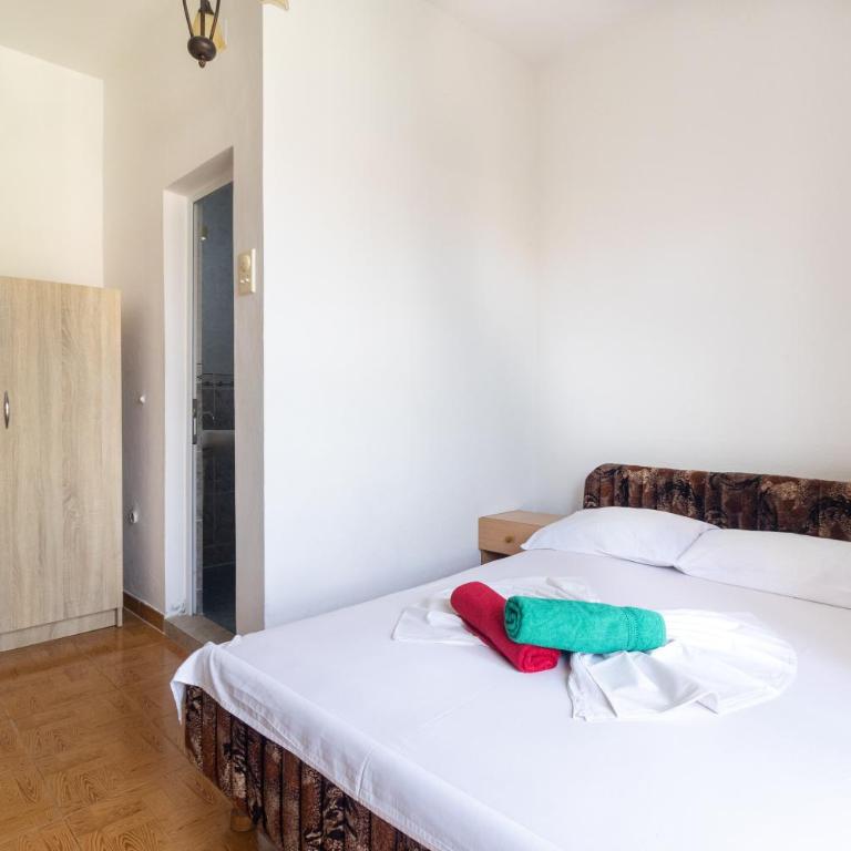 Tomi Guesthouse - Triple Room with Bathroom - 16