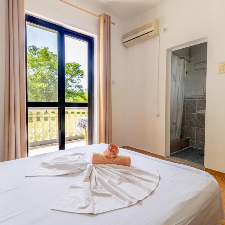 Tomi Guesthouse - Quadruple Room with Private Bathroom - 10