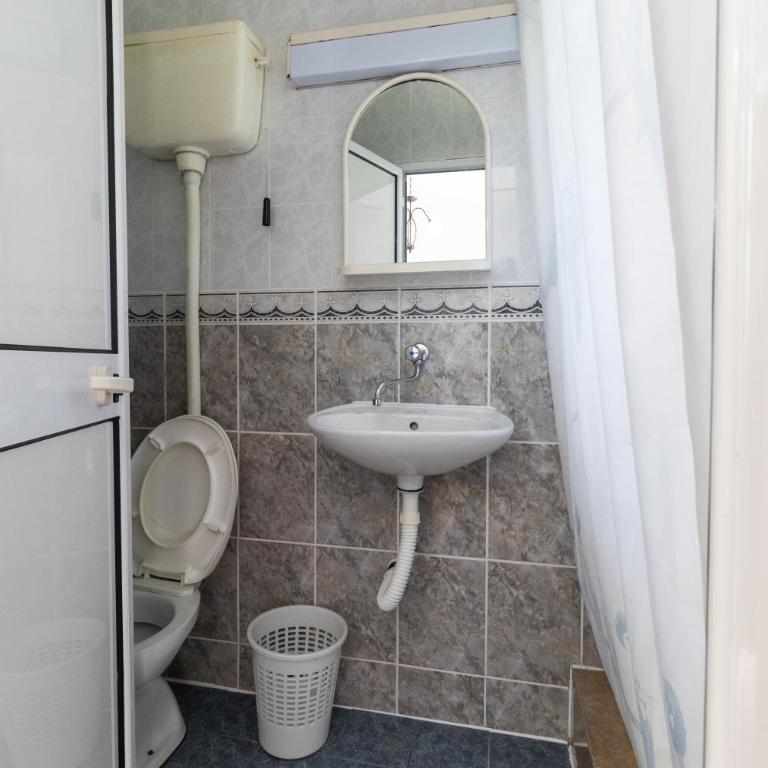Tomi Guesthouse - Double or Twin Room with Garden View - 10