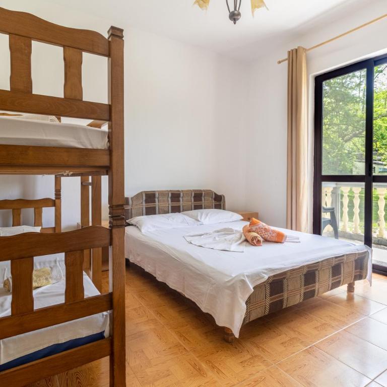 Tomi Guesthouse - Quadruple Room with Private Bathroom - 17