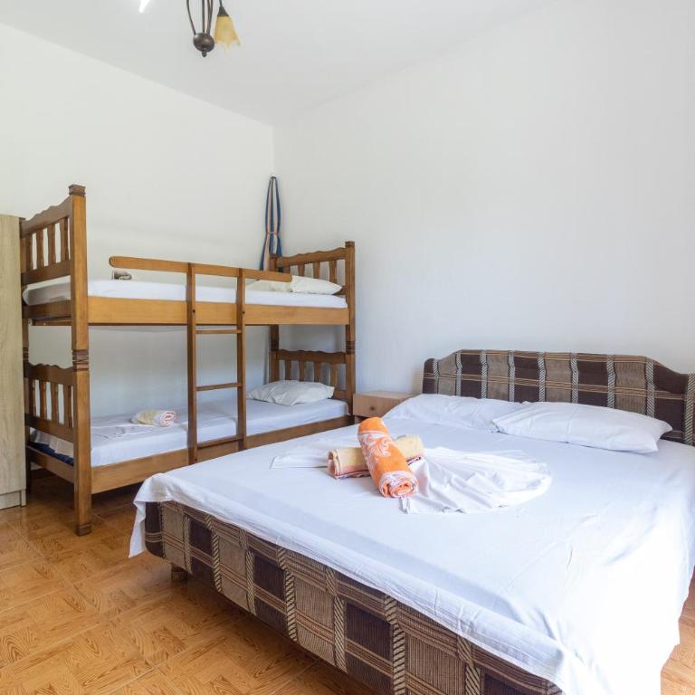 Tomi Guesthouse - Quadruple Room with Private Bathroom - 19