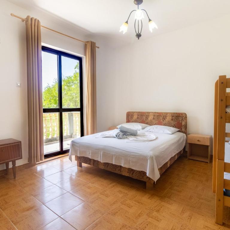 Tomi Guesthouse - Quadruple Room with Private Bathroom - 20