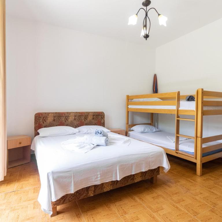 Tomi Guesthouse - Quadruple Room with Private Bathroom - 21