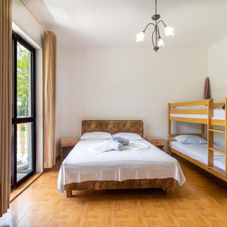 Tomi Guesthouse - Triple Room with Bathroom - 20