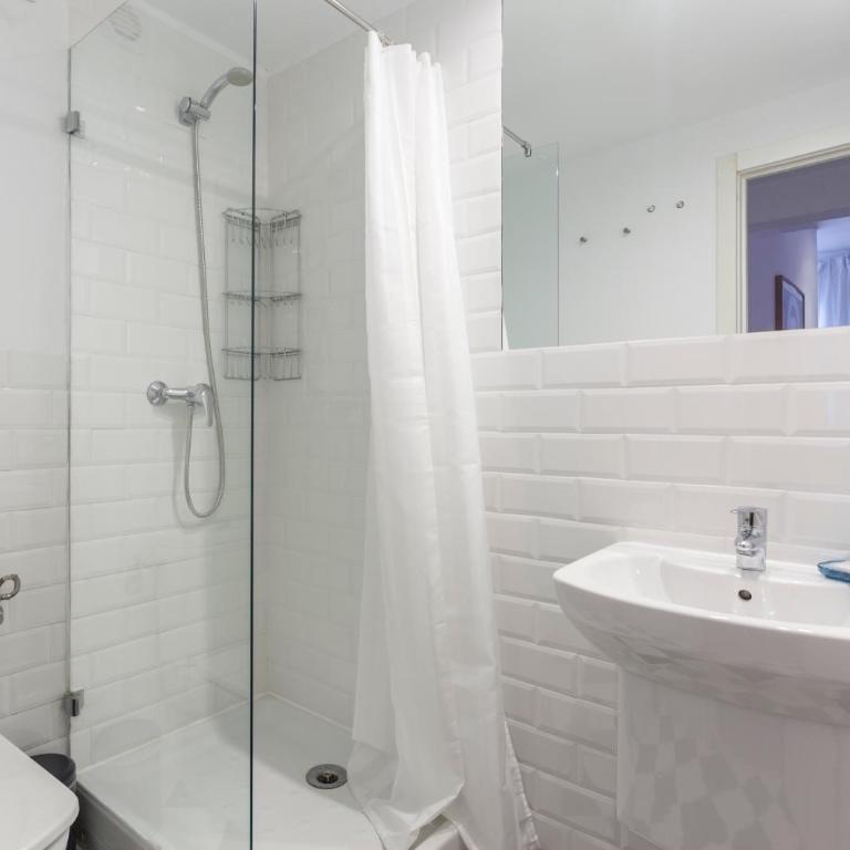 Lindo en Madrid - Four-Bedroom Apartment with Terrace - 26