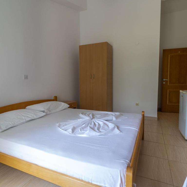 Tomi Guesthouse - Double or Twin Room with Garden View - 15