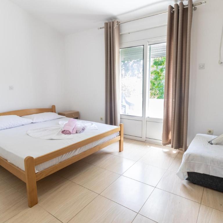 Tomi Guesthouse - Triple Room with Garden View - 17