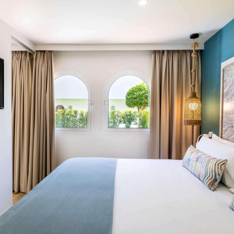 Occidental Torremolinos Playa - Habitación Familiar Deluxe con jardín - 6
