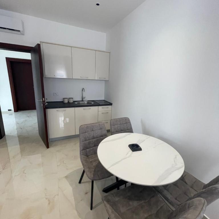 Apartments Amira - Double Room with Balcony - 8