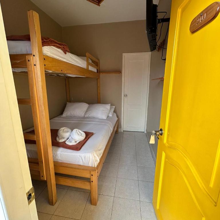 Chescos Hotel - Habitación Doble con baño privado - 1 o 2 camas - 3